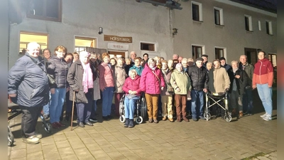 Nach der Besichtigung der Bereitschaftspolizei kehrten die Seniorinnen und Senioren im Hofstüberl „Dammerbauer“ in Wickenricht zu einer kräftigen Brotzeit ein. Im Bild 2. von rechts der Organisator der Fahrt Stadtrat Rudi Wild. (Bild: Lisa Dotzler)