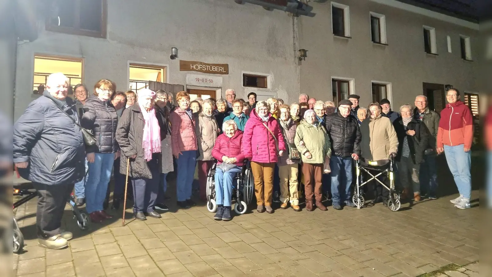Nach der Besichtigung der Bereitschaftspolizei kehrten die Seniorinnen und Senioren im Hofstüberl „Dammerbauer“ in Wickenricht zu einer kräftigen Brotzeit ein. Im Bild 2. von rechts der Organisator der Fahrt Stadtrat Rudi Wild. (Bild: Lisa Dotzler)