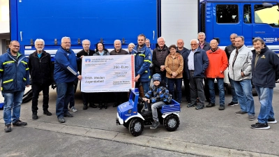 Die Mitglieder des Siedlerverbands mit dem THW-Team bei der Spendenübergabe. (Bild: Reinhard Kreuzer)