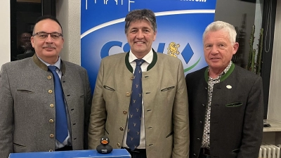 Ortsvorsitzender Jürgen Hofmann (von links), Bürgermeister Edgar Knobloch und CSU-Ehrenvorsitzender Gerald Morgenstern stellten Tradition und Zukunft in den Mittelpunkt der Jahreshauptversammlung der CSU.  (Bild: Jürgen Wegmann )