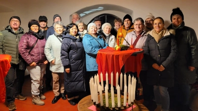 Die Teilnehmer in der Turmspitze mit dem „Paradeisel” und historischem Adventskranz. (Bild: Gabi Ernst)