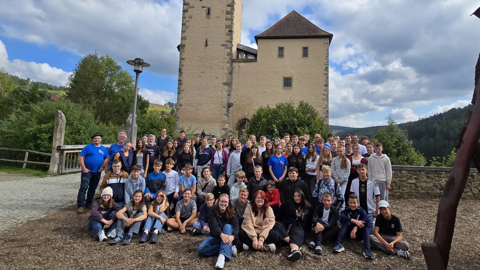 Die evangelischen Konfirmanden in der Region sorgten für ausgelassene Stimmung auf der „Konfiburg“ Trausnitz. (Bild: Alfredo Malikoski)