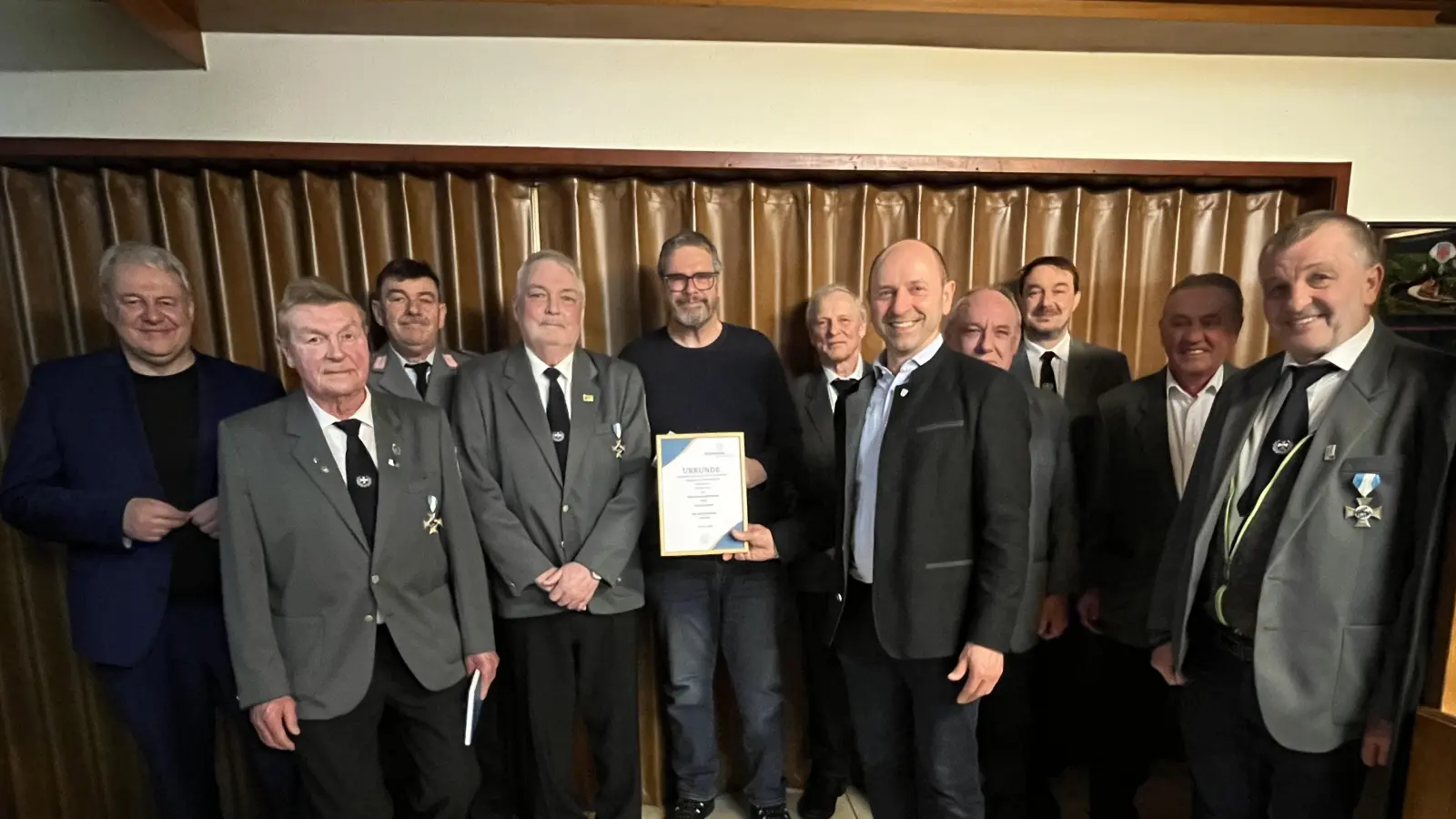 Landrat Richard Reisinger (v.l.), Hantke Joachim, Hafenbradl Josef, Henle Erich, Herr Pöll Steinmetz Schwandorf, Hammer Heiner, Bürgermeister Hans Ram, Krause Markus, Reiser Martin, Hammer Peter, Scharl Werner (Bild: Michael Rabenhofer)