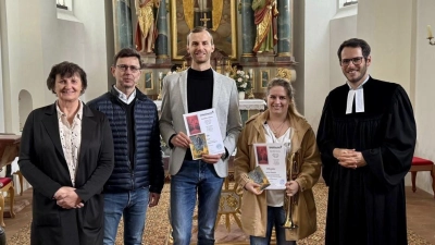 Pfarrer Philipp Fischer und die Vertrauensleute Gabi Gilch und Dr. Friedrich Feldmeier (erste und zweiter von links) freuen sich über die Ehrung „Soli Deo Gloria”, die Julia Forster und Falk Gilch für besonderes Engagement für die Kirchenmusik erhalten haben (Bild: Gabi Gilch)