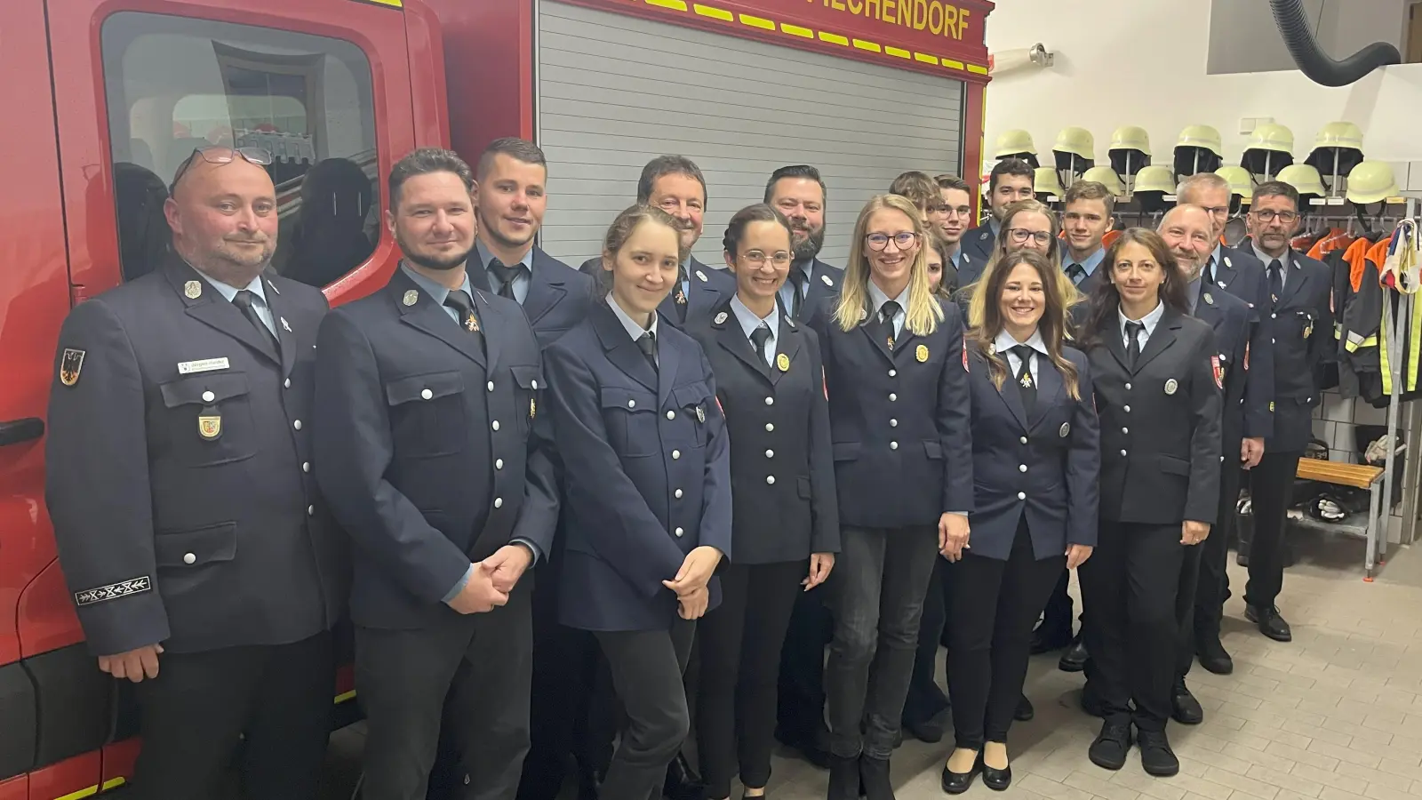 Das beigefügte Bild zeigt die beiden Gruppen und die Schiedsrichter KBM Jürgen Heider, KBM Rainer Kopp sowie Markus Wittmann. (Bild: Jürgen Gebhardt)