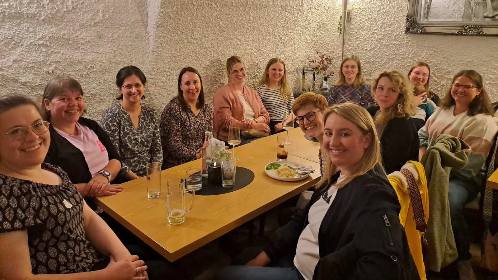 Viele interessierte junge Frauen kamen zum ersten Treffen der Gruppe mittendrin., einem neuen Angebot des kath. Frauenbunds Hirschau. (Bild: Lisamarie Schmidl)