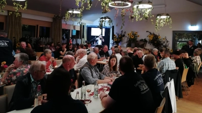 Voller Saal beim Weinfest: Viele Besucher kamen zum Kriegerverein Niedermurach. (Bild: Philipp Schlagenhaufer)