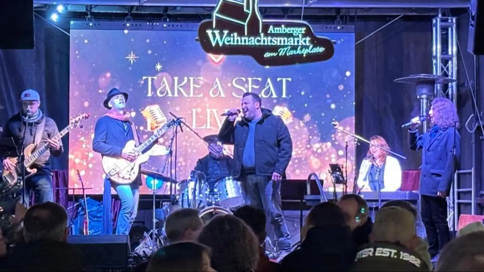 TAKE A SEAT feierten ihr Weihnachtsmarktdebüt (Bild: Anton Siegert)