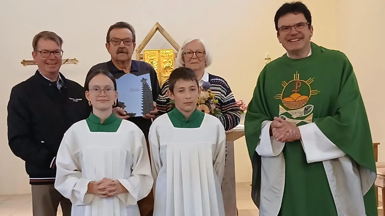 hintere Reihe von links nach rechts: Kirchenpfleger Dieter Ostermayr, Mesner Hans Bock, Angela Bock, <br>vordere Reihe: Stadtpfarrer Wolfgang Dietz neben zwei Ministranten (Bild: Silvia Bindl-Ostermayr)