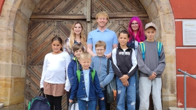 Karolina Bauer aus der Abteilung Presse- und Öffentlichkeitsarbeit, Merlin Bloch und Lily Gahn von der Fokusgruppe Jugend mit den Gewinnern des Büchsenwerfens. (Bild: Manuela Bleyer)