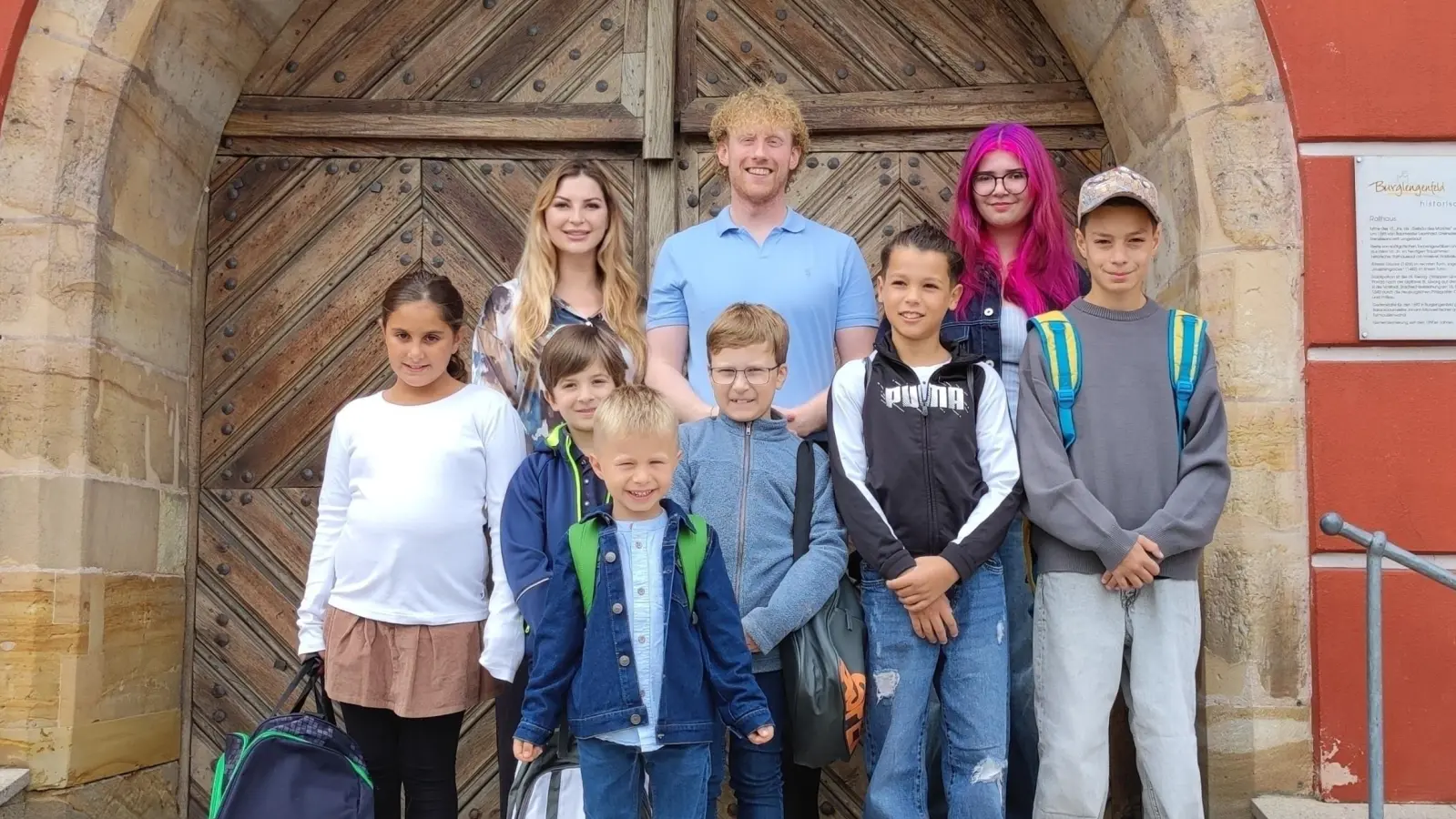 Karolina Bauer aus der Abteilung Presse- und Öffentlichkeitsarbeit, Merlin Bloch und Lily Gahn von der Fokusgruppe Jugend mit den Gewinnern des Büchsenwerfens. (Bild: Manuela Bleyer)