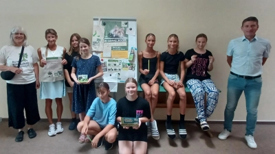 Christine Wohlfahrt vom Bund Naturschutz, Studienrätin (MS) Felicitas Berger und Schulleiter Florian Fuchs mit den fleißigen Sammlerinnen.  (Bild: Florian Fuchs )