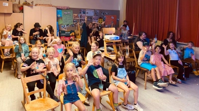Bestens gelaunte Kinder warten gespannt auf den Filmstart. (Bild: Karlheinz Schultes)