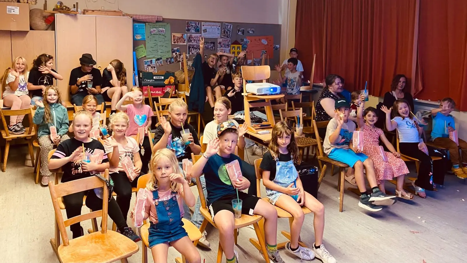 Bestens gelaunte Kinder warten gespannt auf den Filmstart. (Bild: Karlheinz Schultes)
