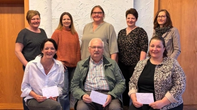 Hinten: Vorstandschaft des Obst- und Gartenbauvereins Burkhardsrieth.Vorne, von links: Grit Mediger (Der bunte Kreis), Herbert Putzer (Kinderkrebshilfe Oberpfalz Nord e.V.), Christina Fischer (Lichtblicke e.V.). (Bild: Silke Gschrey )