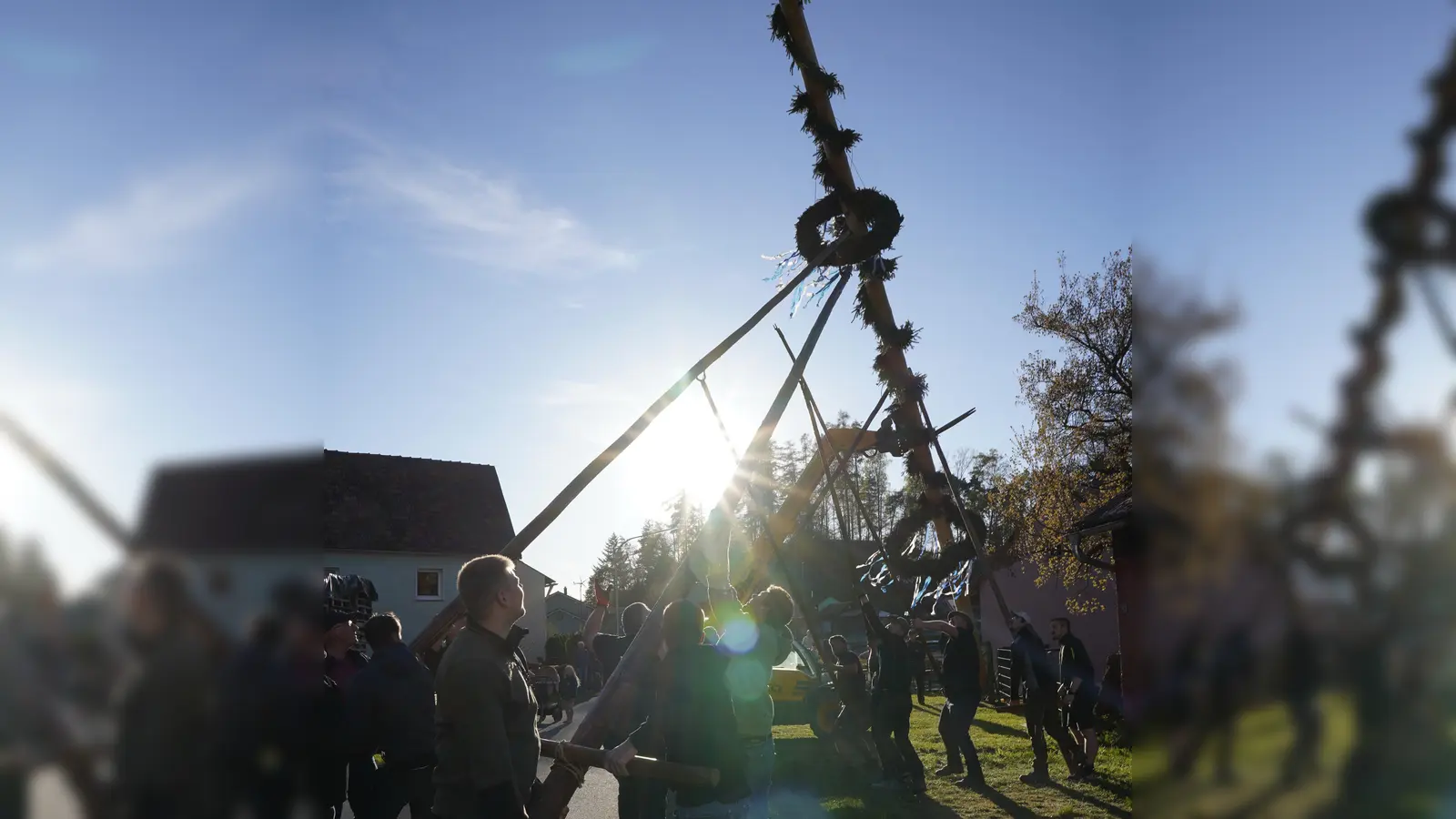 Maibaumaufstellen in Liebenstein. (Bild: Renate Bauer-Zölch)