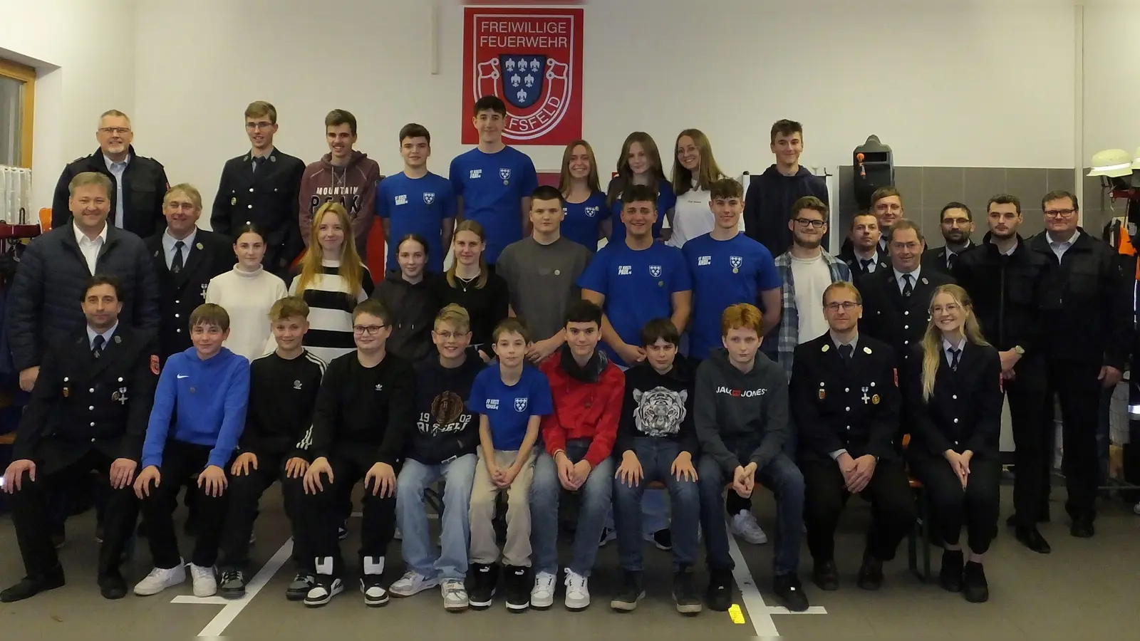 23 junge Feuerwehranwärter aus Kastl, Pfaffenhofen, Utzenhofen und Wolfsfeld unterzogen sich dem Wissenstest. Kreisbrandmeister Jürgen Ehrnsberger (links oben), Bürgermeister Stefan Braun (in der Mitte, links) und Prüfer Helmut Braun (ganz rechts), sowie die anwesenden Kommandanten, Vorsitzenden und Jugendwarte gratulierten den erfolgreichen Prüflingen.  (Bild: Christine Feigl)