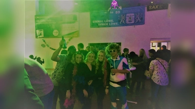 Die Löwenbosse Fabian Brenner (rechts) und Andreas Karl mit den Ladies haben beim Faschingsauftakt in der Turnhalle Eslarn Spaß. (Bild: gz)