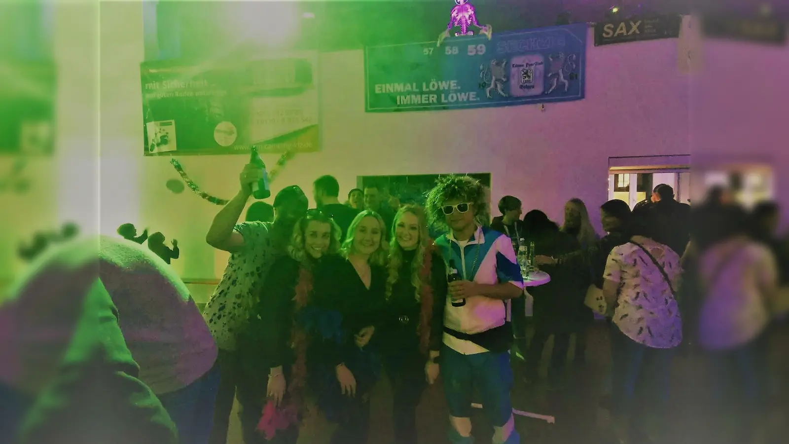 Die Löwenbosse Fabian Brenner (rechts) und Andreas Karl mit den Ladies haben beim Faschingsauftakt in der Turnhalle Eslarn Spaß. (Bild: gz)