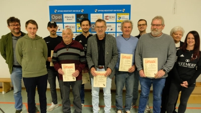 Für 60-, 50-, 40- und 25jährige Mitgliedschaft zeichnete die SpVgg Neustadt am Kulm treue Vereinsmitglieder mit Urkunden und Ehrennadeln aus. Für 500 Spiele im Trikot des Kulmclubs wurde Michael Rix geehrt. Es gratulierten Bürgermeister Wolfgang Haberberger (li, Vorsitzender Christian Miedel (2.v.li.) und die neue Vorsitzende Jessica Polke (re).  (Bild: Robert Dotzauer)