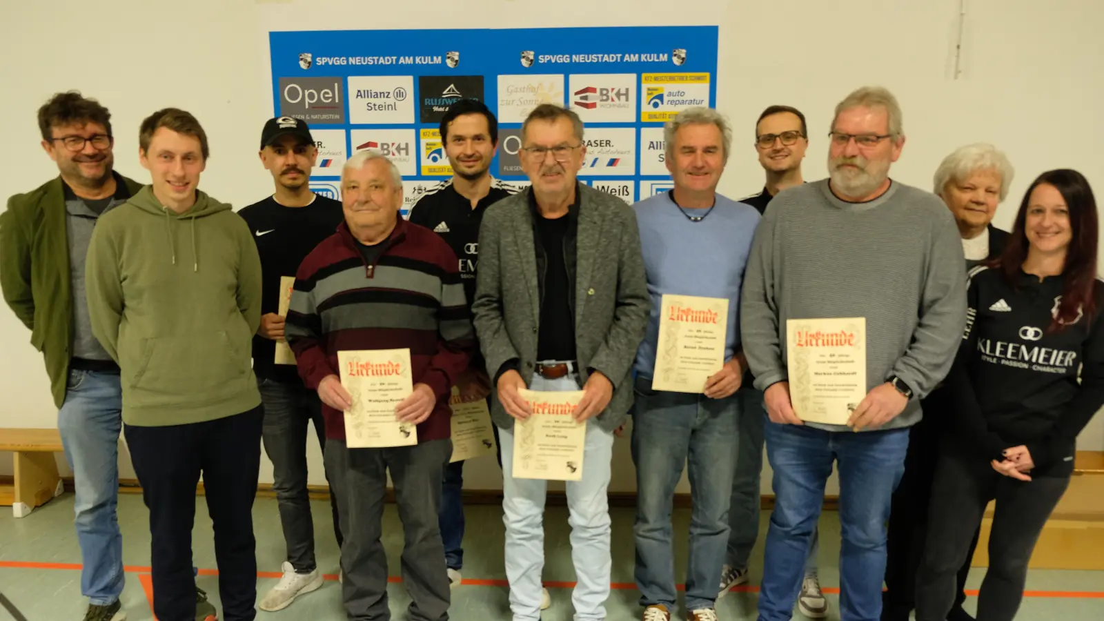 Für 60-, 50-, 40- und 25jährige Mitgliedschaft zeichnete die SpVgg Neustadt am Kulm treue Vereinsmitglieder mit Urkunden und Ehrennadeln aus. Für 500 Spiele im Trikot des Kulmclubs wurde Michael Rix geehrt. Es gratulierten Bürgermeister Wolfgang Haberberger (li, Vorsitzender Christian Miedel (2.v.li.) und die neue Vorsitzende Jessica Polke (re).  (Bild: Robert Dotzauer)