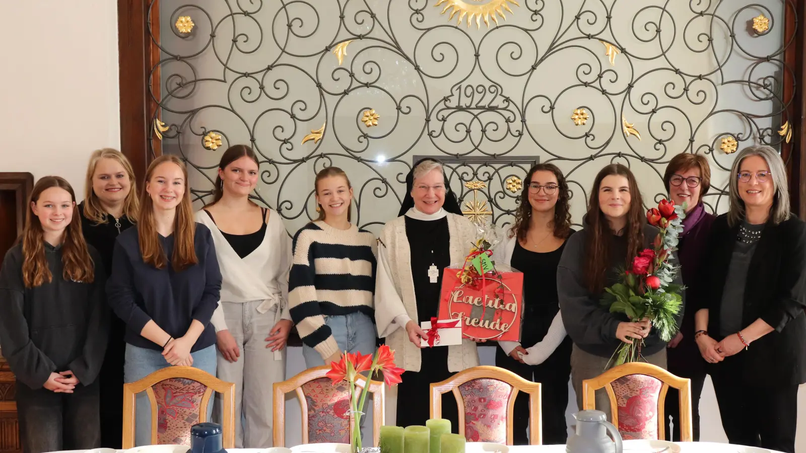 Von links nach rechts: Mini-Schülersprecherin Alena Sommer (7b), Verbindungslehrerin Daniela Zahn, Schülersprecherinnen Magdalena Richt (10a), Anja Zölch (9a) und Tessa Koch (10a), Frau Äbtissin M. Laetitia Fech, Schülersprecherinnen Annalena Keil (10b) und Emilia Kempf (9a), MAV-Vorsitzende Margret Becker, Schulleiterin Kerstin Reiter bei der Gratulationsrunde (Bild: Gerhard Skupin)