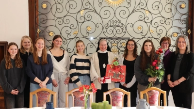 Von links nach rechts: Mini-Schülersprecherin Alena Sommer (7b), Verbindungslehrerin Daniela Zahn, Schülersprecherinnen Magdalena Richt (10a), Anja Zölch (9a) und Tessa Koch (10a), Frau Äbtissin M. Laetitia Fech, Schülersprecherinnen Annalena Keil (10b) und Emilia Kempf (9a), MAV-Vorsitzende Margret Becker, Schulleiterin Kerstin Reiter bei der Gratulationsrunde (Bild: Gerhard Skupin)