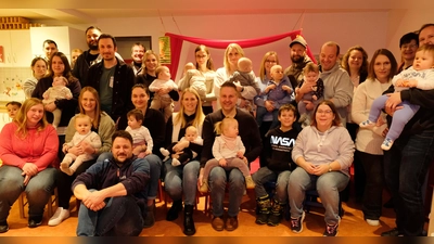 Im Mini-Club im Untergeschoss des Vorbacher Gemeindezentrums machten sich beim Neugeborenen-Empfang der Gemeinde die 14 jungen Familien schon einmal mit den Betreuungsmöglichkeiten vertraut. Unser Bild zeigt die Gäste mit den Gastgebern.  (Bild: Robert Dotzauer)