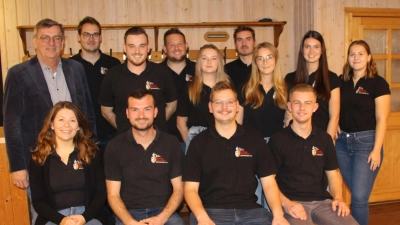 Die neu gewählte Vorstandschaft mit Vorsitzenden Louis Weigert (vordere Reihe 2. von rechts) und Bürgermeister Peter Braun (hintere Reihe links) (Bild: Johann Bauer)