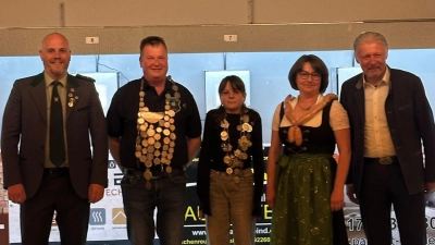 von links 1. Schützenmeister Stephan Trautner, Wolfgang Mark in Vertretung für Jonas Mark, Martha Bittner, Doris Betz und 1. Bürgermeister Lothar Müller. (Bild: Wilhelm Trisl)