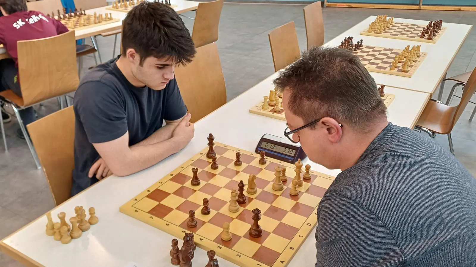 Max Brückner bei seinem sensationellen Remis gegen den großen Favoriten Stephan Stöckl (Schwandorf). (Bild: Jürgen Zeitler)