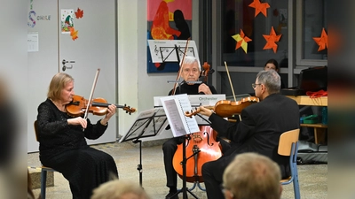 Mitglieder des Gesang- und Orchestervereins Pfreimd verliehen der Feierstunde einen würdigen Rahmen. (Bild: kki)
