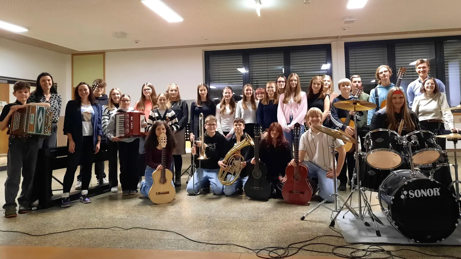 Die Talentschüler Musik der Lobkowitz-Realschule und ihre Lehrkräfte sorgten für ein abwechslungsreiches Programm beim Vorspielabend. (Bild: Irene Sebald)