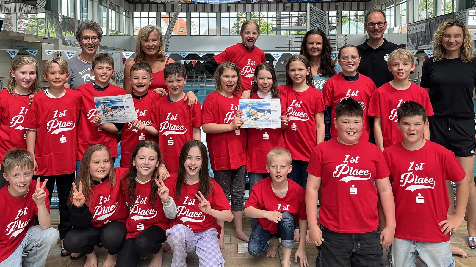 Die Gruppensieger freuten sich über die T-shirts und Urkunden nach so viel Einsatz und Konzentration. (Bild: Reinhard Kreuzer)