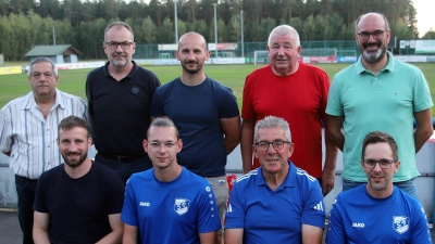 Manfred Herrmann (vorne 2. von rechts) setzt seine Aufgabe fort. Seine Unterstützung sichert als kompetenter Stellvertreter Johannes Pötzl (vorne links). Florian Bartels (vorne rechts) und Julian Stiegler (2. von links) sind die Jugendleiter. Zur Führungsriege des Vereins und der Abteilung zählen (von links) Reinhold Feldkirchner (Schatzmeister), Alexander Greitzke (Vereinsvorsitzender), Felix Bruckner, Ulrich Danzer und Thomas Kern. (Bild: Rudi Walberer)