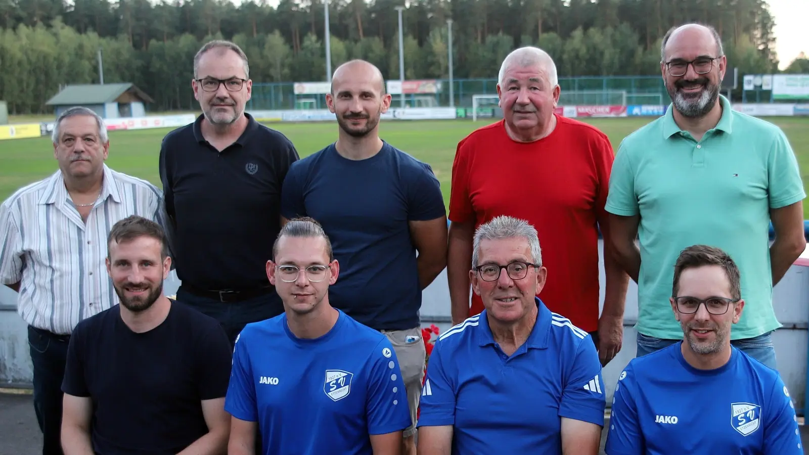 Manfred Herrmann (vorne 2. von rechts) setzt seine Aufgabe fort. Seine Unterstützung sichert als kompetenter Stellvertreter Johannes Pötzl (vorne links). Florian Bartels (vorne rechts) und Julian Stiegler (2. von links) sind die Jugendleiter. Zur Führungsriege des Vereins und der Abteilung zählen (von links) Reinhold Feldkirchner (Schatzmeister), Alexander Greitzke (Vereinsvorsitzender), Felix Bruckner, Ulrich Danzer und Thomas Kern. (Bild: Rudi Walberer)