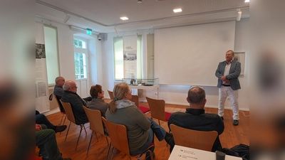 Dr. Traugott Farnbacher im Johann-Flierl-Museum 2025 (Bild: Gerda Stollner)