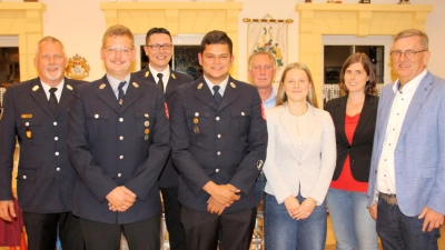 v.l.n.r. Kreisbrandmeister Jürgen Ehrnsberger, 2. Kommandant Louis Weigert, Kreisbrandinspektor Armin Daubenmerkl, 1. Kommandant Paul Haas, 2. Bürgermeister Mathias Huger, Lea Götz, Maria Schießl und 1. Bürgermeister Peter Braun (bjo) (Bild: Johann Bauer)