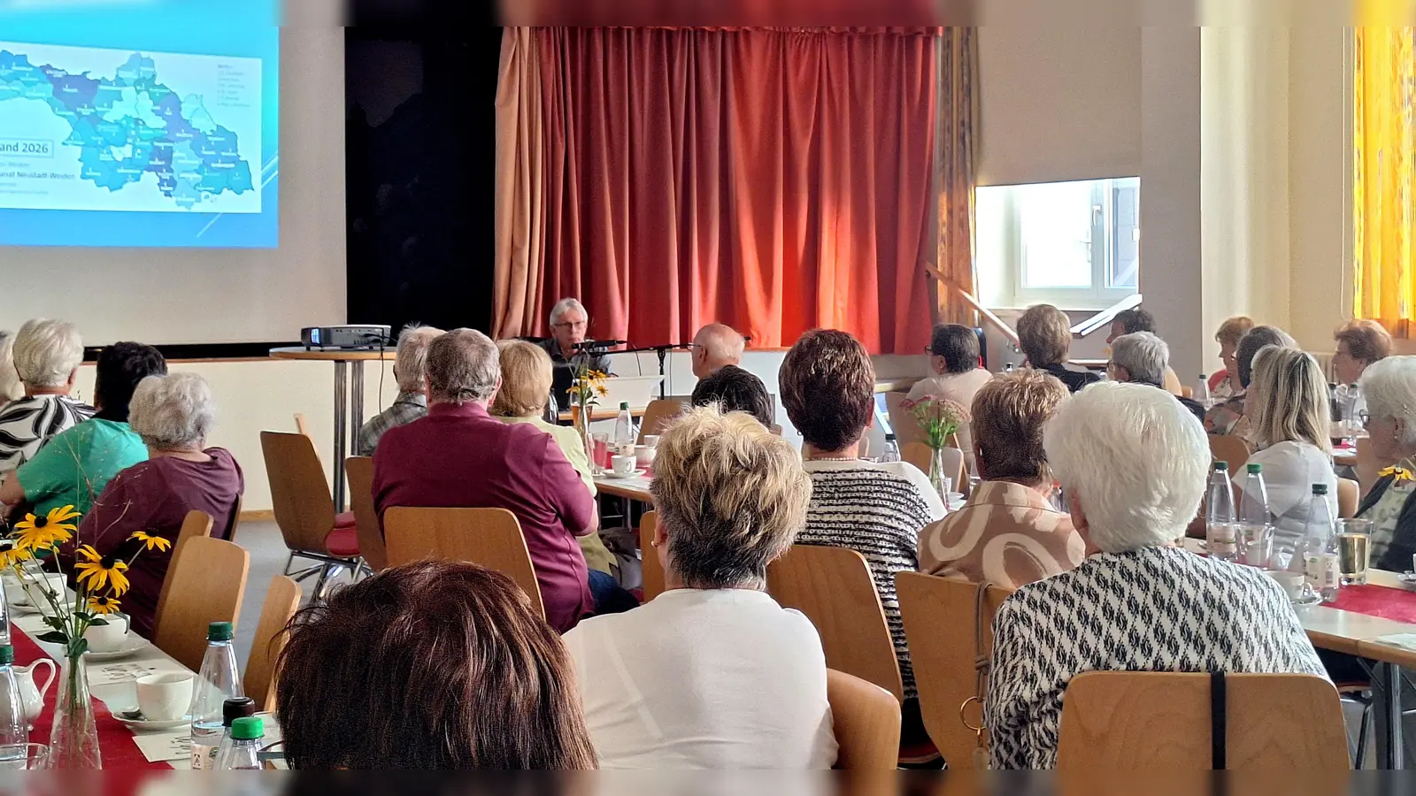 Der Nachmittag zeigte einmal mehr, dass Geschichte besonders dann lebendig wird, wenn sie mit den eigenen Erinnerungen verbunden ist. Referent Altbürgermeister Karl Balk referierte über Schirmitz. (Bild: Reinhard Kreuzer)