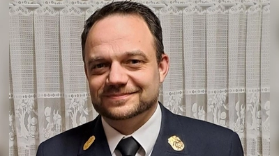 KBR Christof Strobl (links) grautlierte KBI Michael Iberer (rechts) nicht nur zum Masterstudium sondern auch zur Fortbildung zum Baufachberater. (Bild: Florian Schlegel)