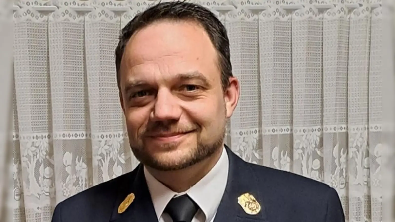 KBR Christof Strobl (links) grautlierte KBI Michael Iberer (rechts) nicht nur zum Masterstudium sondern auch zur Fortbildung zum Baufachberater. (Bild: Florian Schlegel)