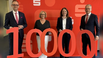 Über 10.000 Euro freute sich Petra Waldhauser (Zweite von links), Vorsitzende der Selbsthilfegruppe Krebskranker Kinder. Die Spende überreichten ihr Vorstandsvorsitzender Thomas Pickel (links), Vorstandsmitglied Sonja Kalb und Stiftungsexperte Edgar Rauch (rechts). <br> (Bild: Kathrin Schmidt/exb)