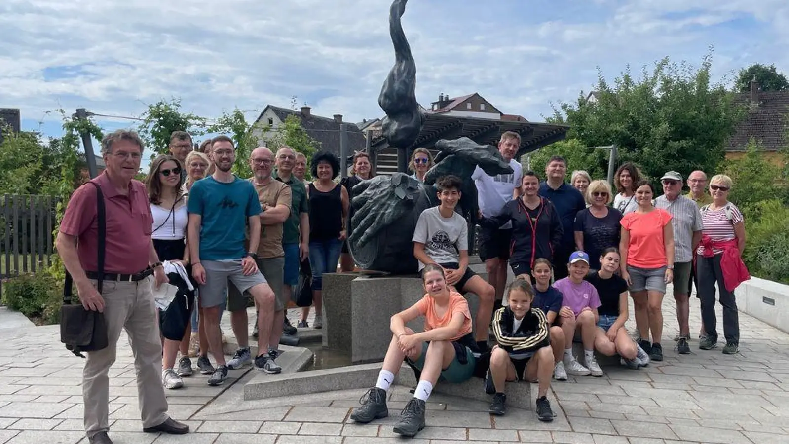 Die Teilnehmer mit Stadtführer Wolfgang vor dem Zoiglbrunnen in Windischeschenbach (Bild: Julia Gatz)