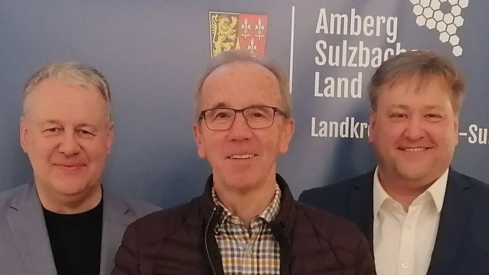 Die beiden wiedergewählten Vorsitzenden Richard Reisinger (links) und Stefan Braun (rechts) verabschiedeten Werner Dürgner, der von Anfang an in der LAG war und zuletzt das Amt des Kassenprüfers inne hatte. (Bild: Claudia Lobenhofer, LAG/exb)