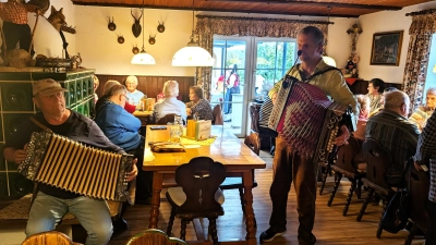 Zünftig feierten die Senioren vergangene Woche in Schirndorf ihre Kirwa.  (Bild: Nicole Söllner)