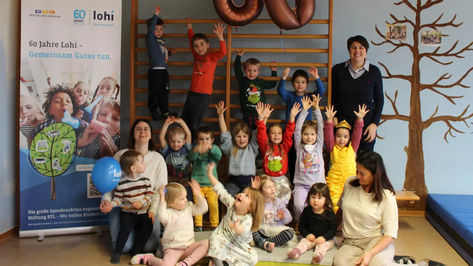 Gute Laune bei der Bilderübergabe im Kindergarten Roggenstein. (Bild: Sandra Mittelmeier)