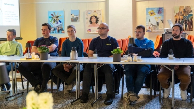 Elf verschiedene Ehrenämter waren beim Frühstück im METROPOL verteten, hier Michael Beer, Ludwig Ebenschwanger, Julian Zimmermann, Michael Dietz und Dominik Zapf (Jugendarbeit des THW und der FFW Schwandorf) -von links. <br><br> (Bild: Dragan Ilic)