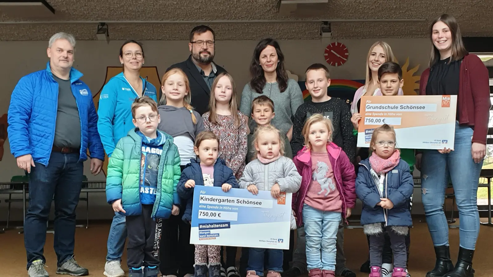 Spendenübergabe durch den Wintersportverein an den Kindergarten Schönsee.  (Bild: Martin Maier)