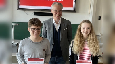 David Lindlbauer, Schulleiter OStD Harald Olschner, Pauline Hofmann. (Bild: Christina Kurz, Bianca Regner-Hofmann)