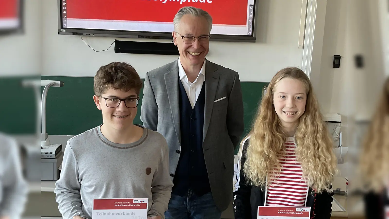 David Lindlbauer, Schulleiter OStD Harald Olschner, Pauline Hofmann. (Bild: Christina Kurz, Bianca Regner-Hofmann)